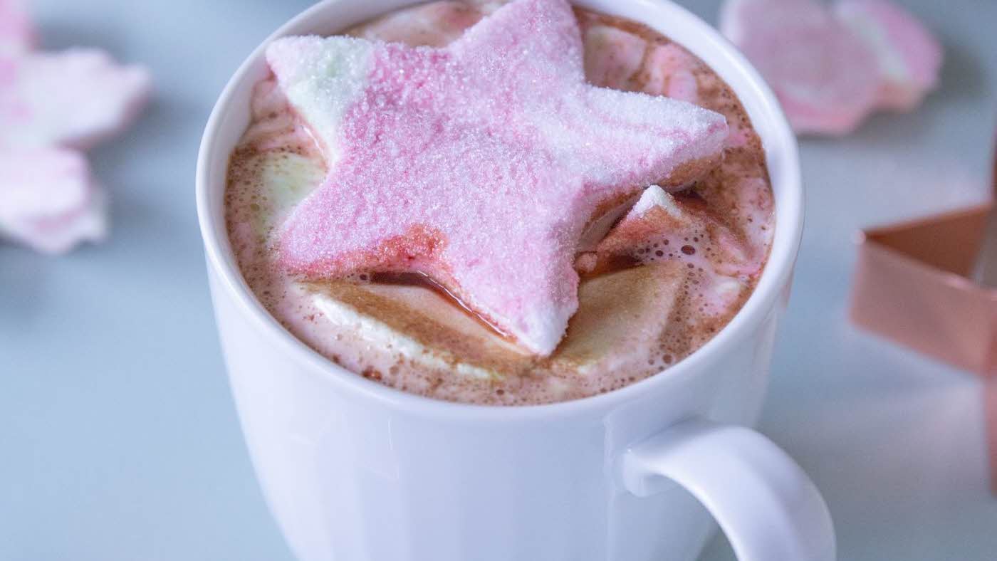 Kakaokopp med rosa og hvit marshmallow-stjerne oppi