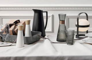 Elegant borddekking med Rosendahl karaffel, salt- og pepperkvern og lampe.