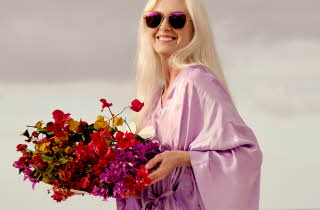 Dame med lilla kjole solbriller interoptik