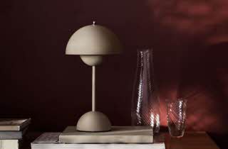 beige lampe på rød bakgrunn