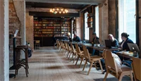 Mange sitteplasser langs vinduene på Kulturhuset i Oslo