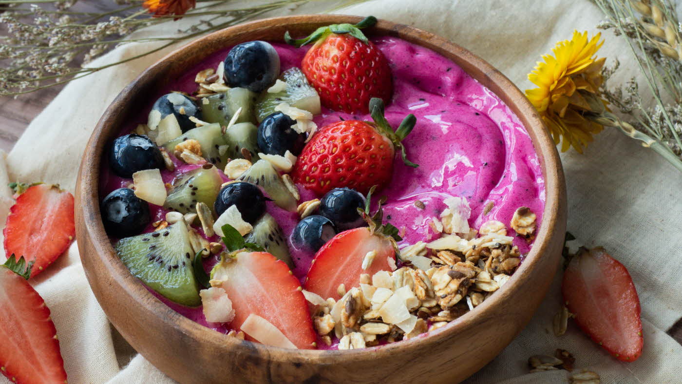 Smoothie bowl med bær og granola