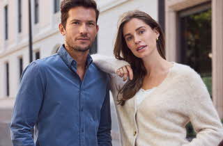 Dame som lener seg på en mann