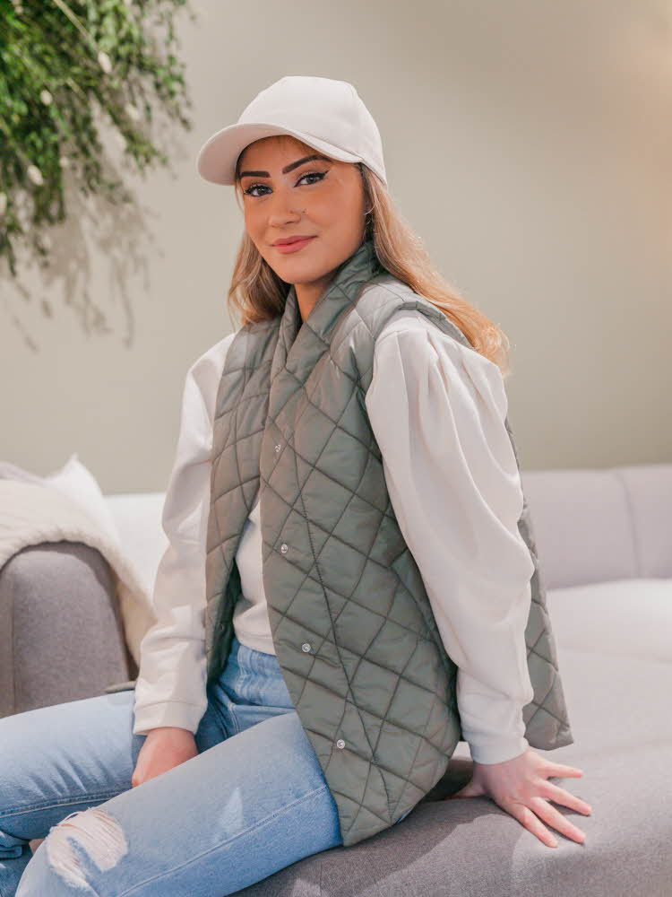 Dame med jeans, boots, vest og genser