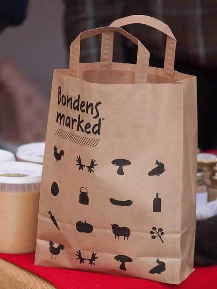 Bondens marked pose 3 4