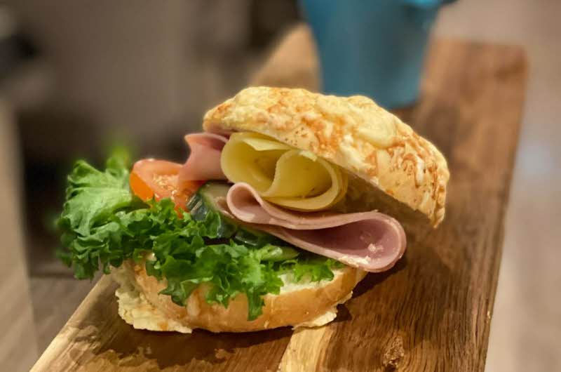 Bilde av en ostebolle med ost, skinke og salat