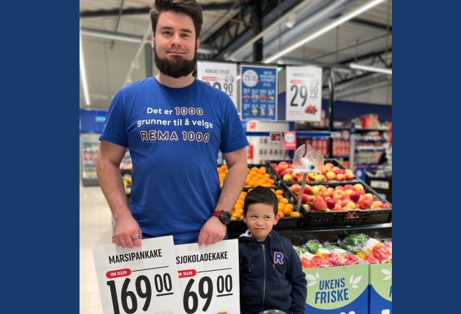 En far og sønn fra Rema 1000 som holder opp tilbudsplakater på kaker