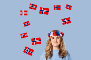 En person med blomsterkrans på hodet, omringet av norske flagg.