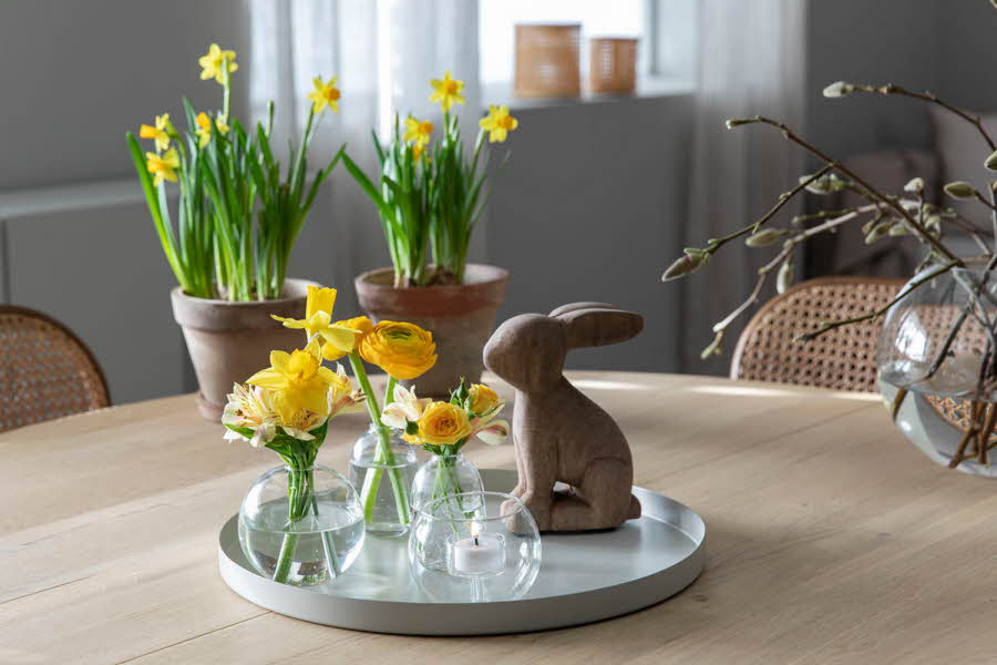 Dekorert bord med påskeliljer og trekanin