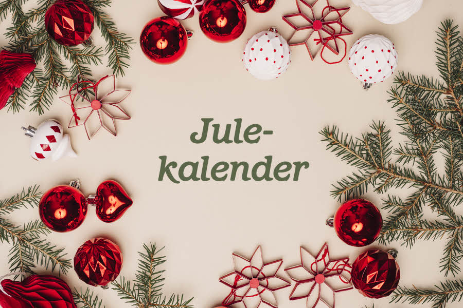 røde julekuler, røde julestjerner, grønn granbar med teksten Julekalender