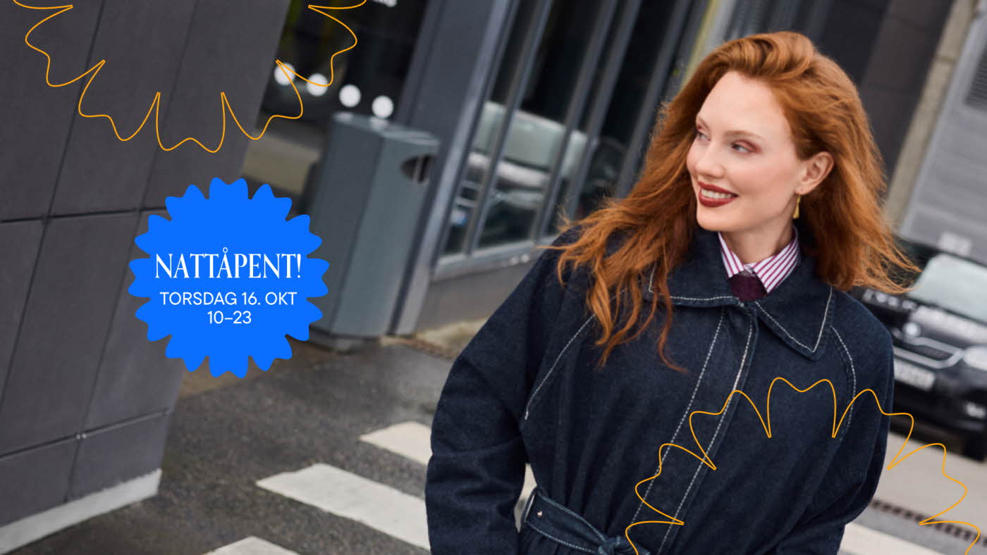 dame på parkeringsplass på åsane storsenter med infoplakat om supersalg og nattåpent
