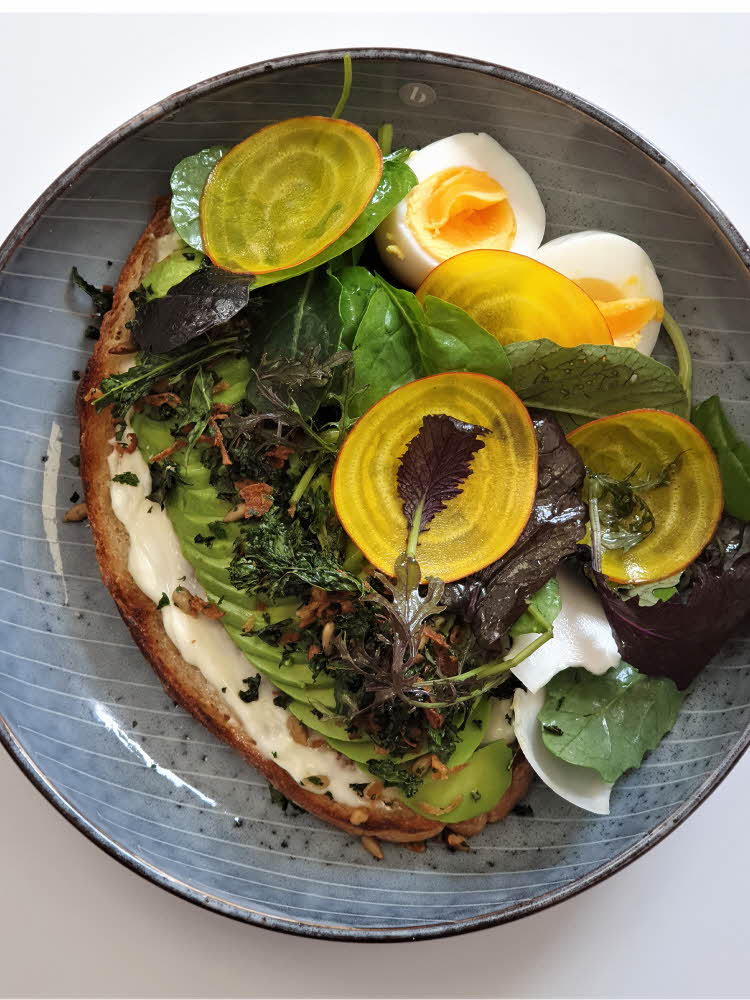 Påsmurt brødskive som ligger på en tallerken