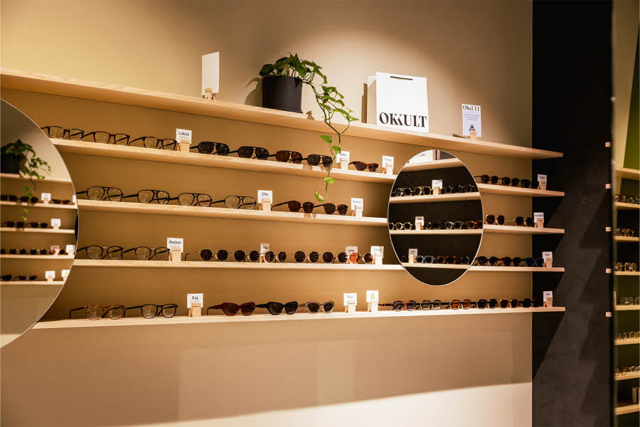 Utstilling i butikken av solbriller og briller hos Okkult Optikk