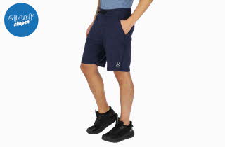 Mann med blå treningsshorts