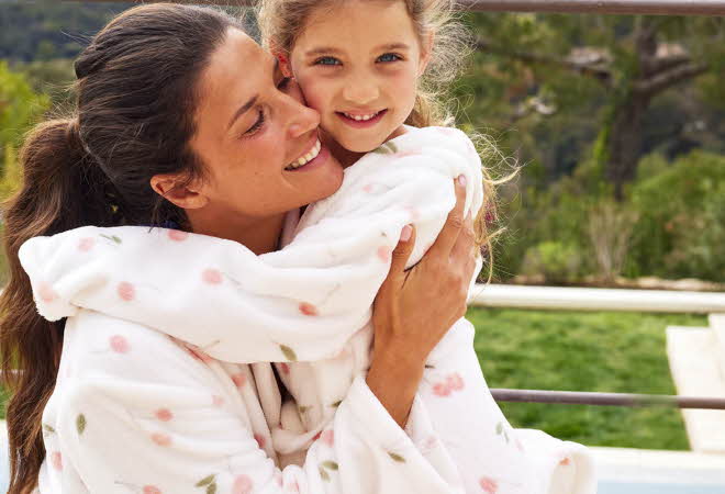 Bilde av en mamma og sin doter i badekåper