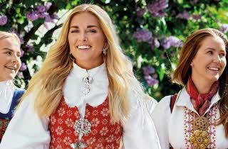 tre jenter i bunad