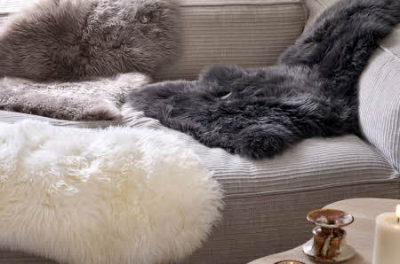 lammeskinn i ulike farger på sofa