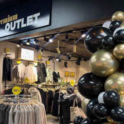 Bilde av utsiden til klesbutikken Premium Outlet.