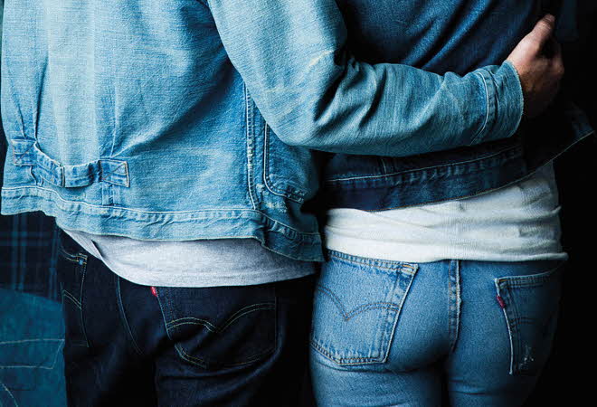 En mann og en dame med denim jakke og denim jeans.