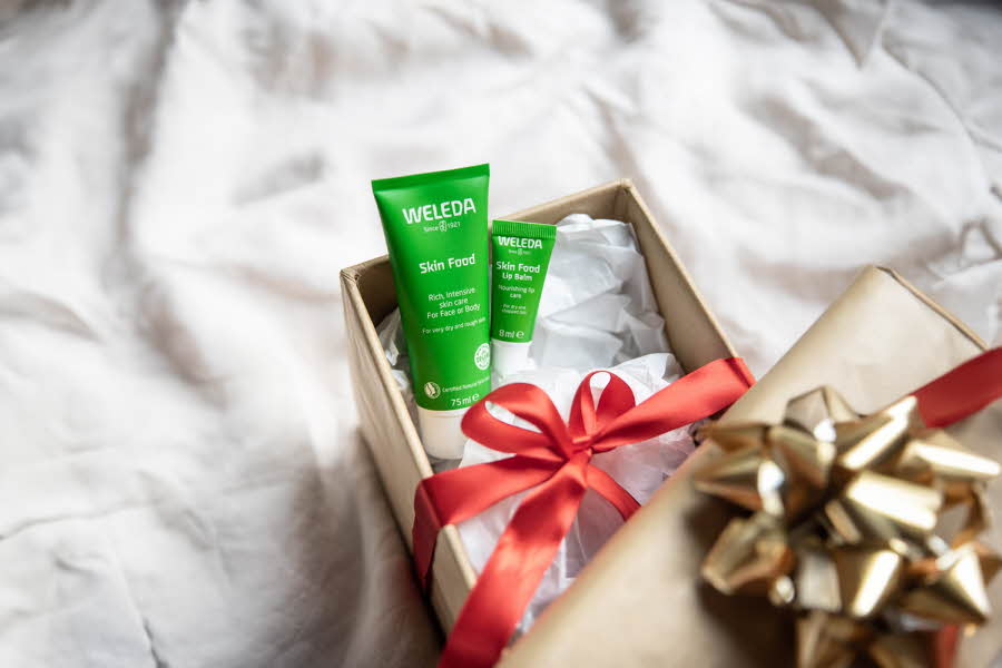 En gave med 2 Weleda skin food produkter