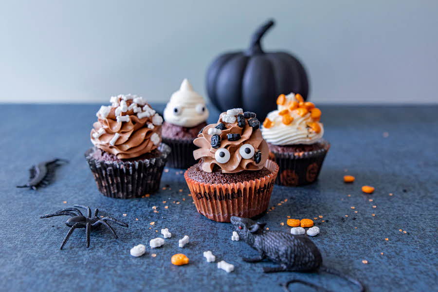 Muffins med Halloween-pynt på