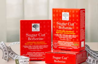 Tre bokser med Sugar Cut Berberine fra New Nordic omgitt av et målebånd