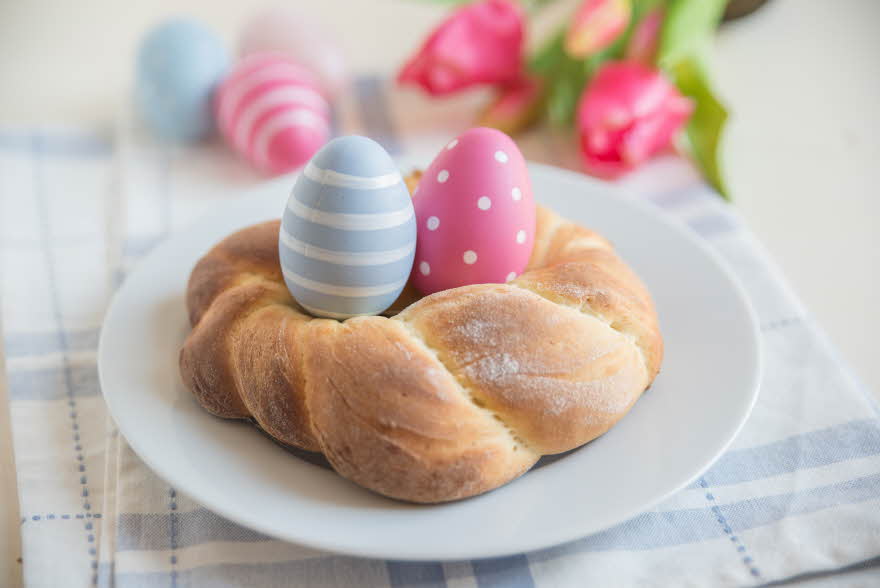 Brød med malte påskeegg i midten