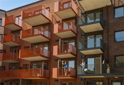 Naboer prater på balkongene