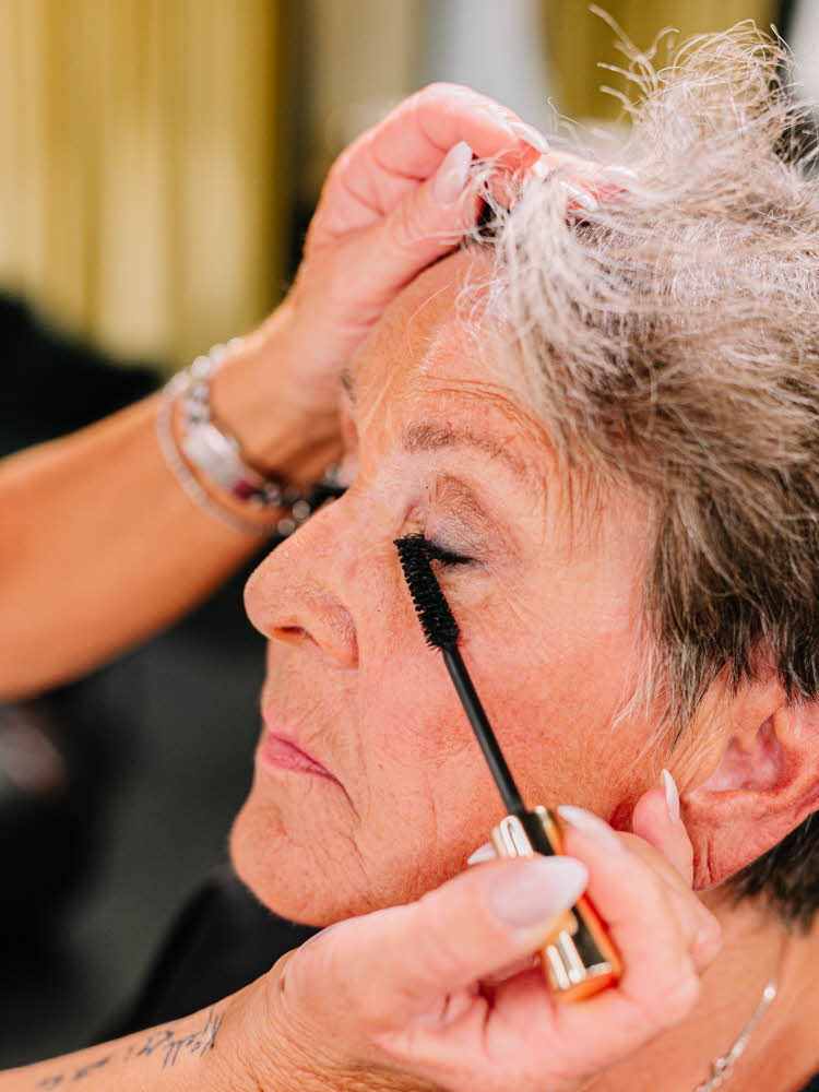 Eldre dame med makeup og makeup artist