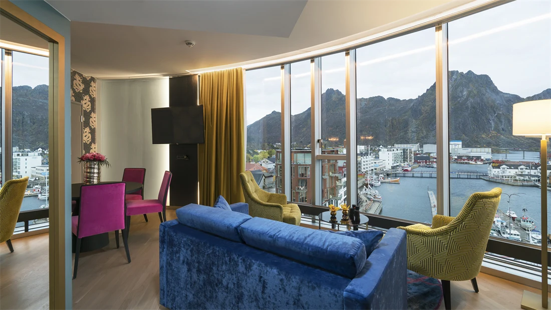 Sitteplasser med panoramautsikt mot fjell på suite på Thon Hotel Lofoten