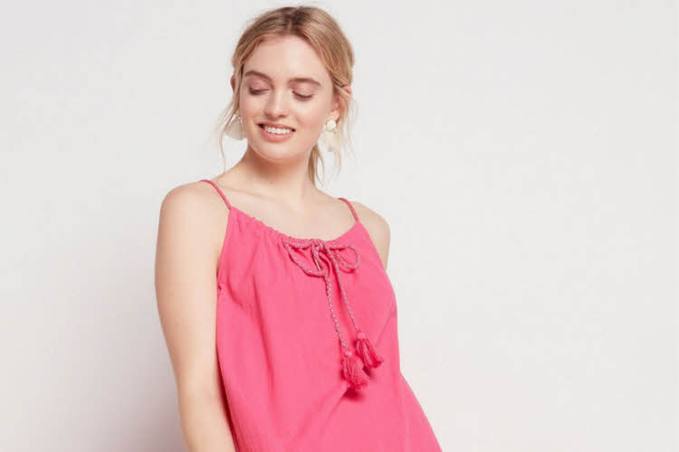 dame i rosa kjole fra Lindex