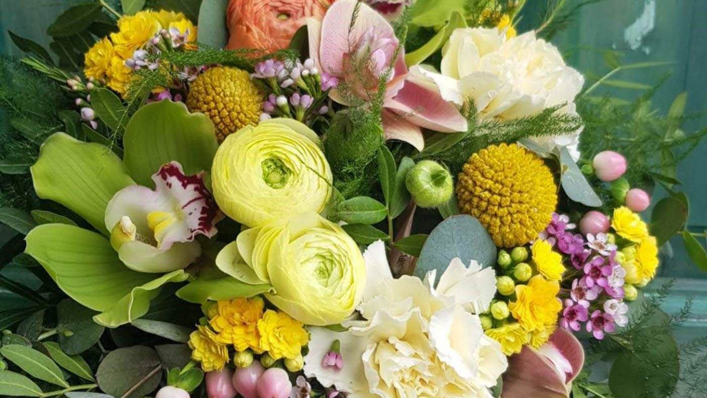 Blomsterbukett i vårlige farger