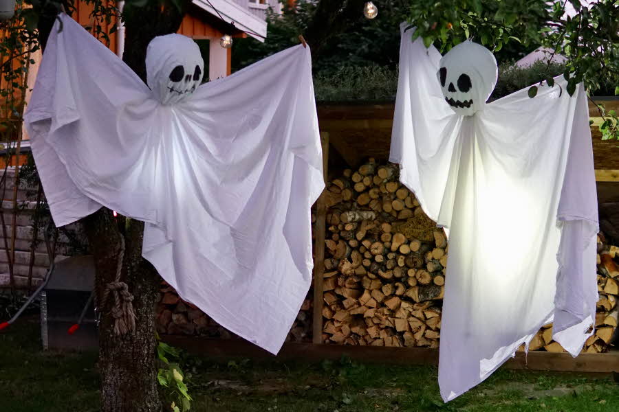 Skap en grøssende skummel stemning med spøkelser du lager selv. De er enkle å lage og skaper den perfekte stemningen på halloween.