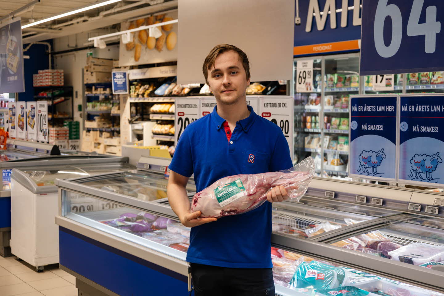 Ansatt hos Rema 1000 holder lammelår