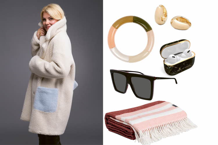 personal shopper marianne stene i hvit teddyjakke med blå lommer, solbriller, pledd, airpods, armbånd og øredobber