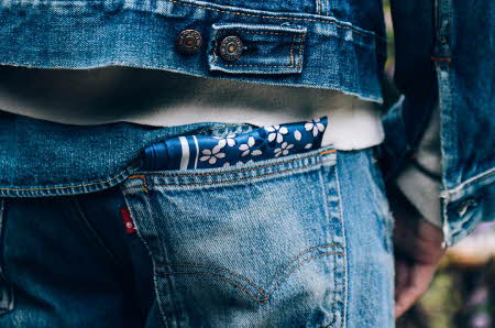 Person som står med ryggen til og har på seg dongerijakke og jeans
