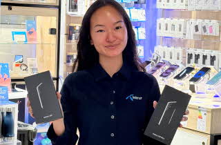 Dame som holder Samsung Galaxy mobiltelefoner fra Telenorbutikken