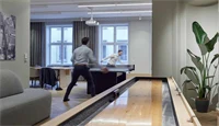 Pløens gate 1, to menn som spiller bordtennis