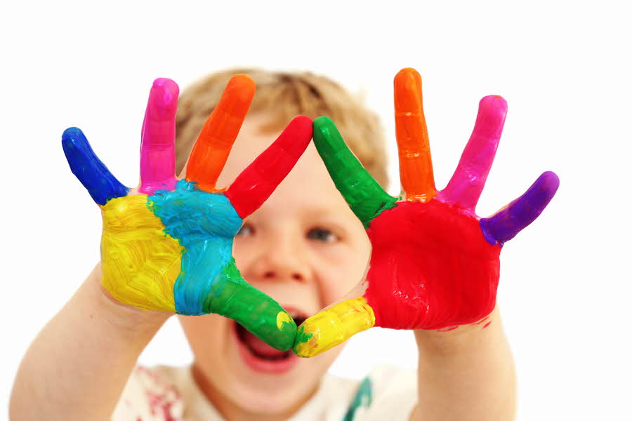 Barn med malte hender i forskjellige farger