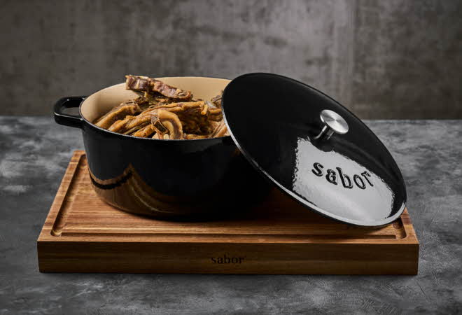 En støpejernsgryte med mat i.