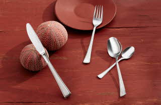 bilde av ett rødt bord med bestikk og en rød tallerkenen 