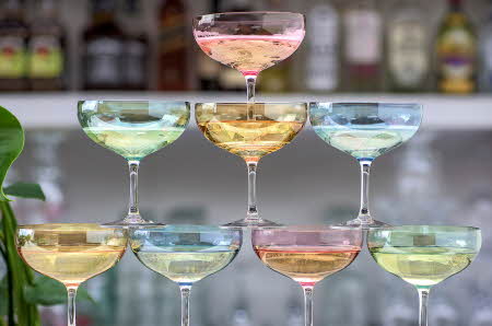 8 Magnor glass i forskjellige farger.