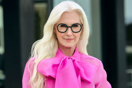 dame med blondt langt hår, i rosa bluse med briller
