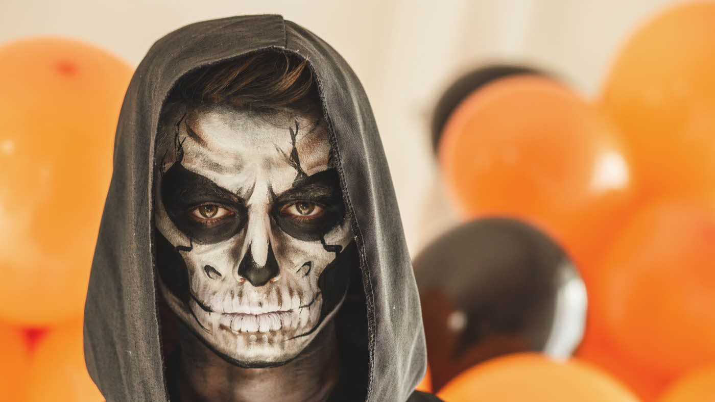 Ung gutt sminket som en hodeskalle til halloween