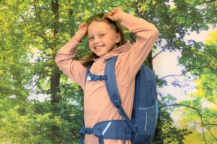 Bilde av skolejente med ryggsekk
