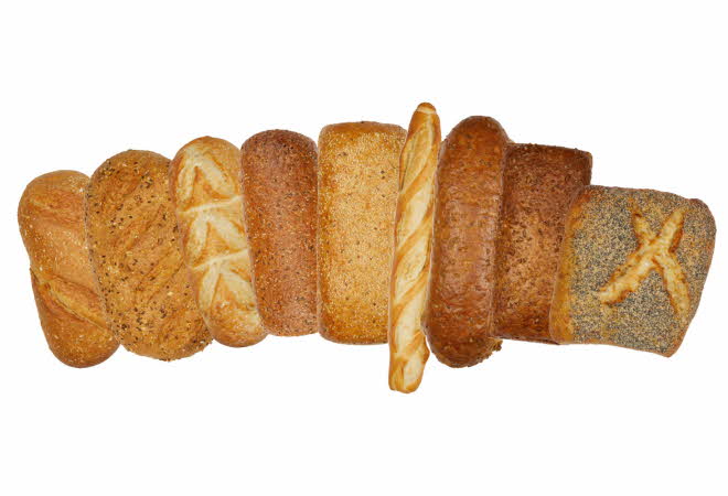 Mange nystekte brød som ligger på rad