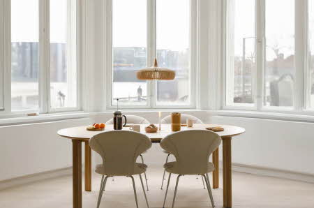 En taklampe laget i tre henger over et spisebord