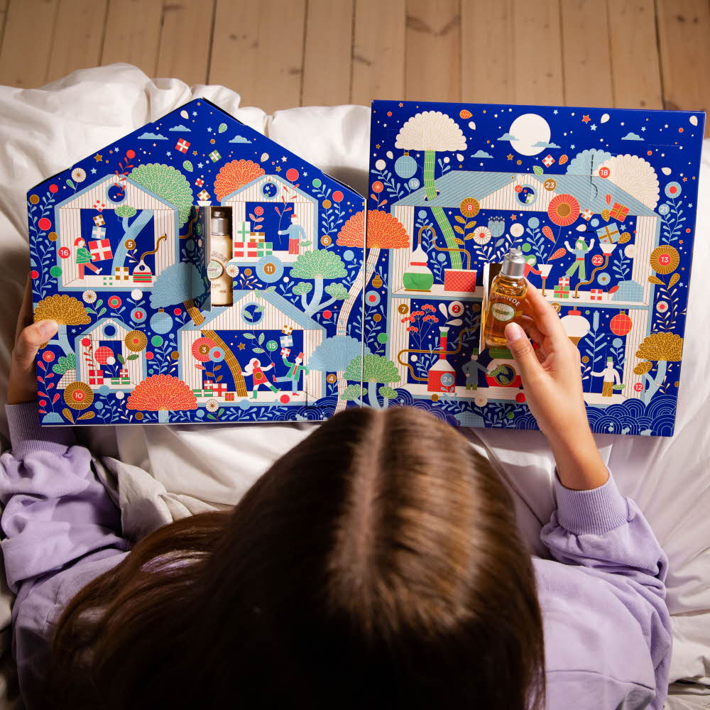 Dame som åpner blå adventskalender