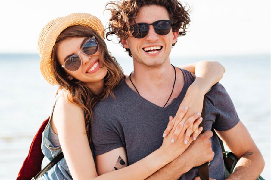 Mann og dame på strand med solbriller