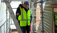 Ståle og Trond Are går på stillaset utenfor Kjøpmannsgata 15 i Trondheim. 